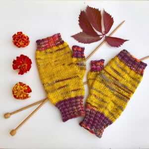 Žluté rukavice s hnědým melírovaným lemem